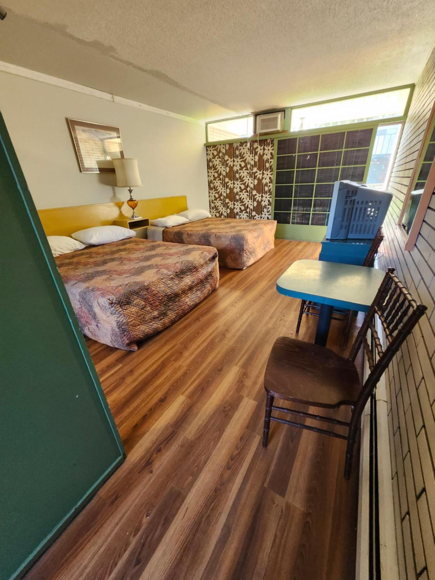 Tiki Village Inn Vernon Exteriör bild